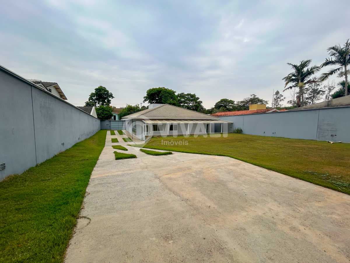 Casa em Condomínio com 4 suítes no Jardim Santa Rosa