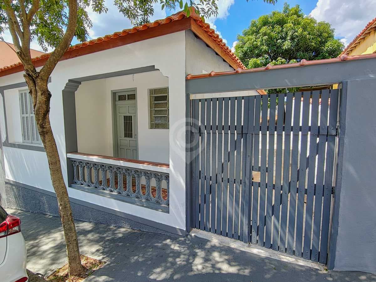Casa de rua com 2 quartos no Centro
