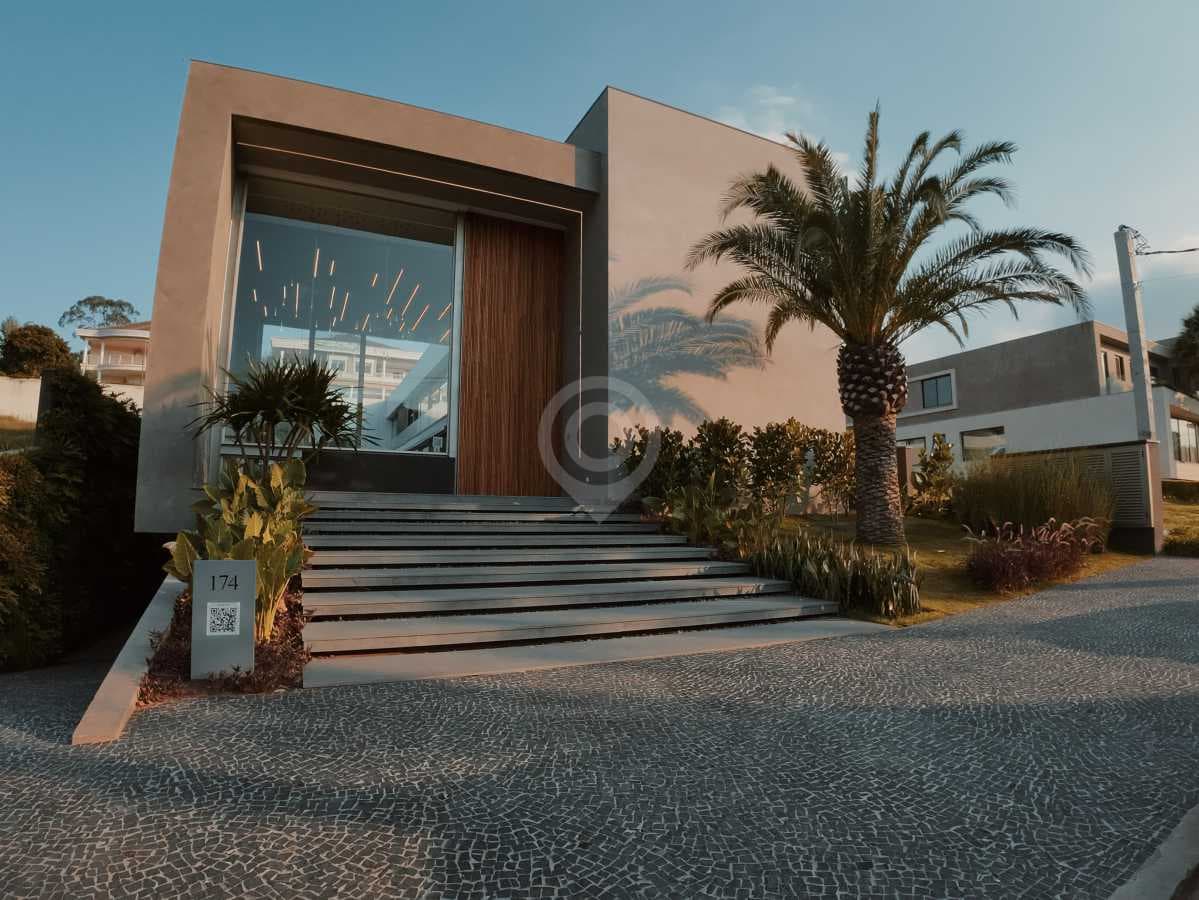 Casa em Condomínio com 4 suítes no Tamboré