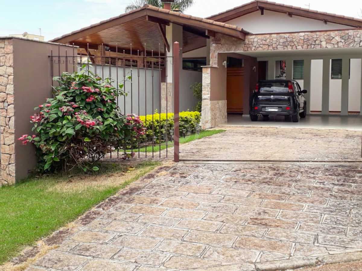 Casa em Condomínio com 2 suítes no Jardim Santa Rosa