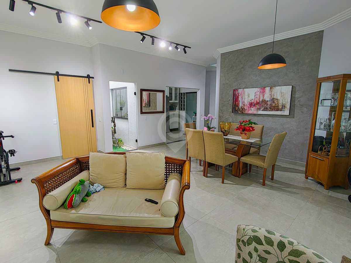 Casa de rua com 1 suíte no Recanto do Parque