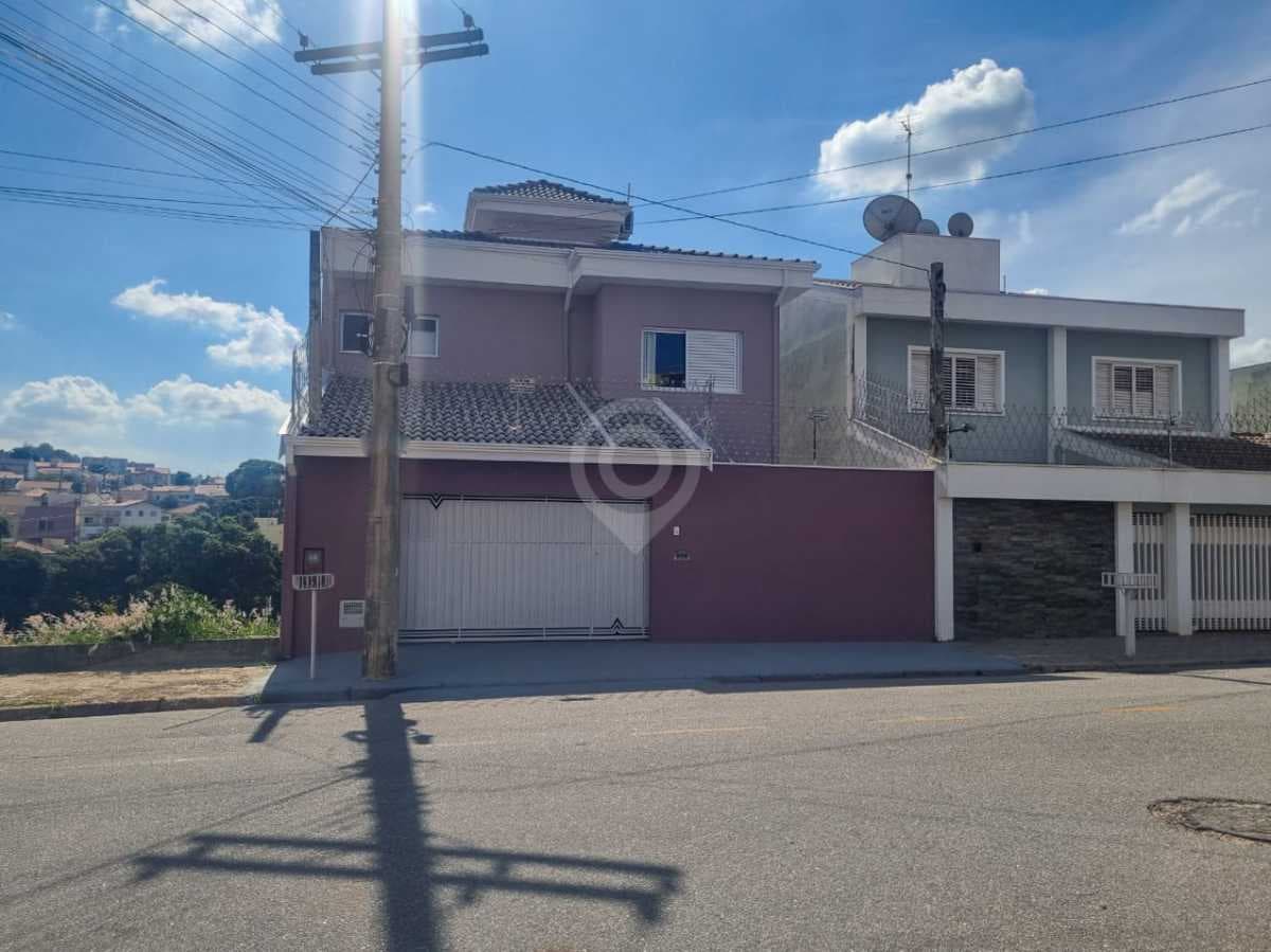 Casa de rua com 1 suíte no Jardim Salessi