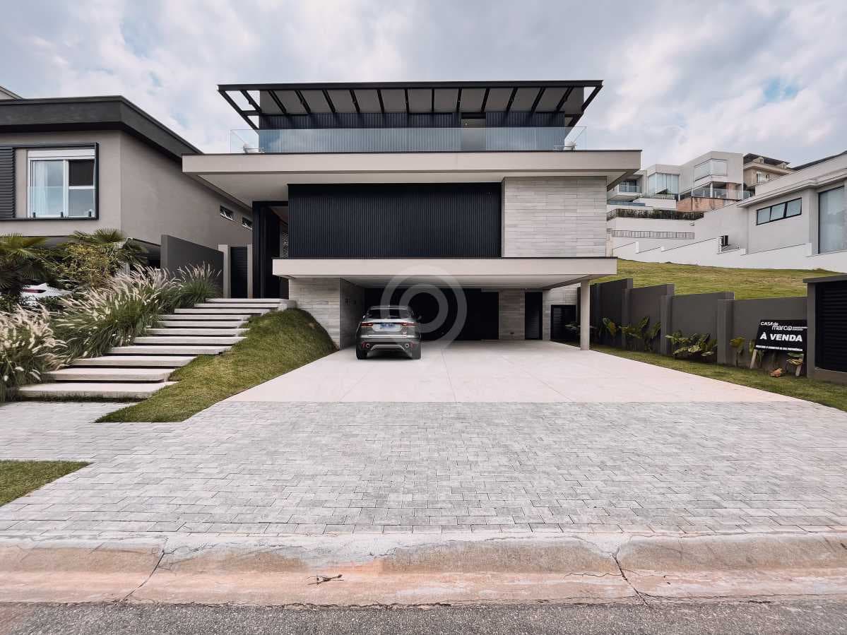 Casa em Condomínio com 4 suítes no Tamboré