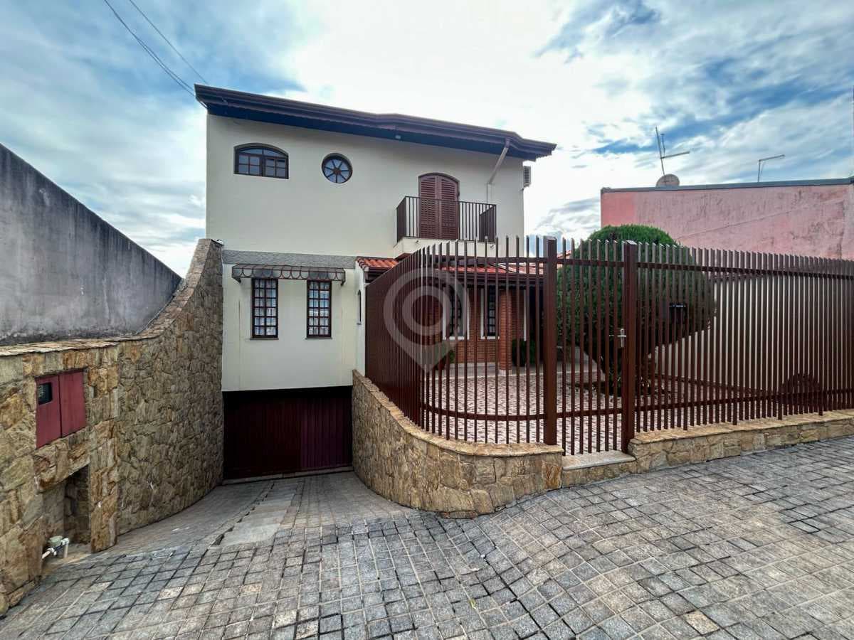 Casa de rua com 2 suítes no Jardim Tereza