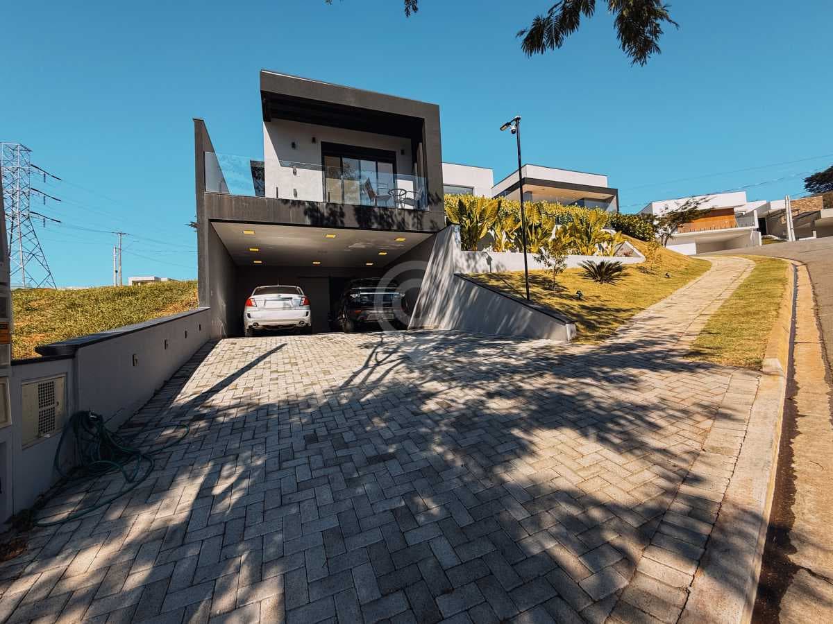 Casa em Condomínio com 3 suítes no Residencial Fazenda Santa Rosa - Fase 1