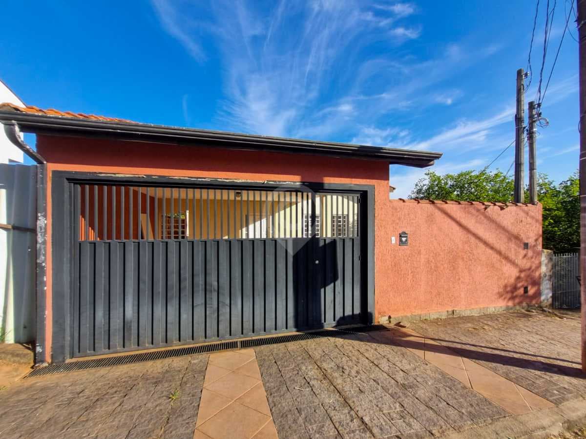 Casa de rua com 1 suíte no Jardim Salessi