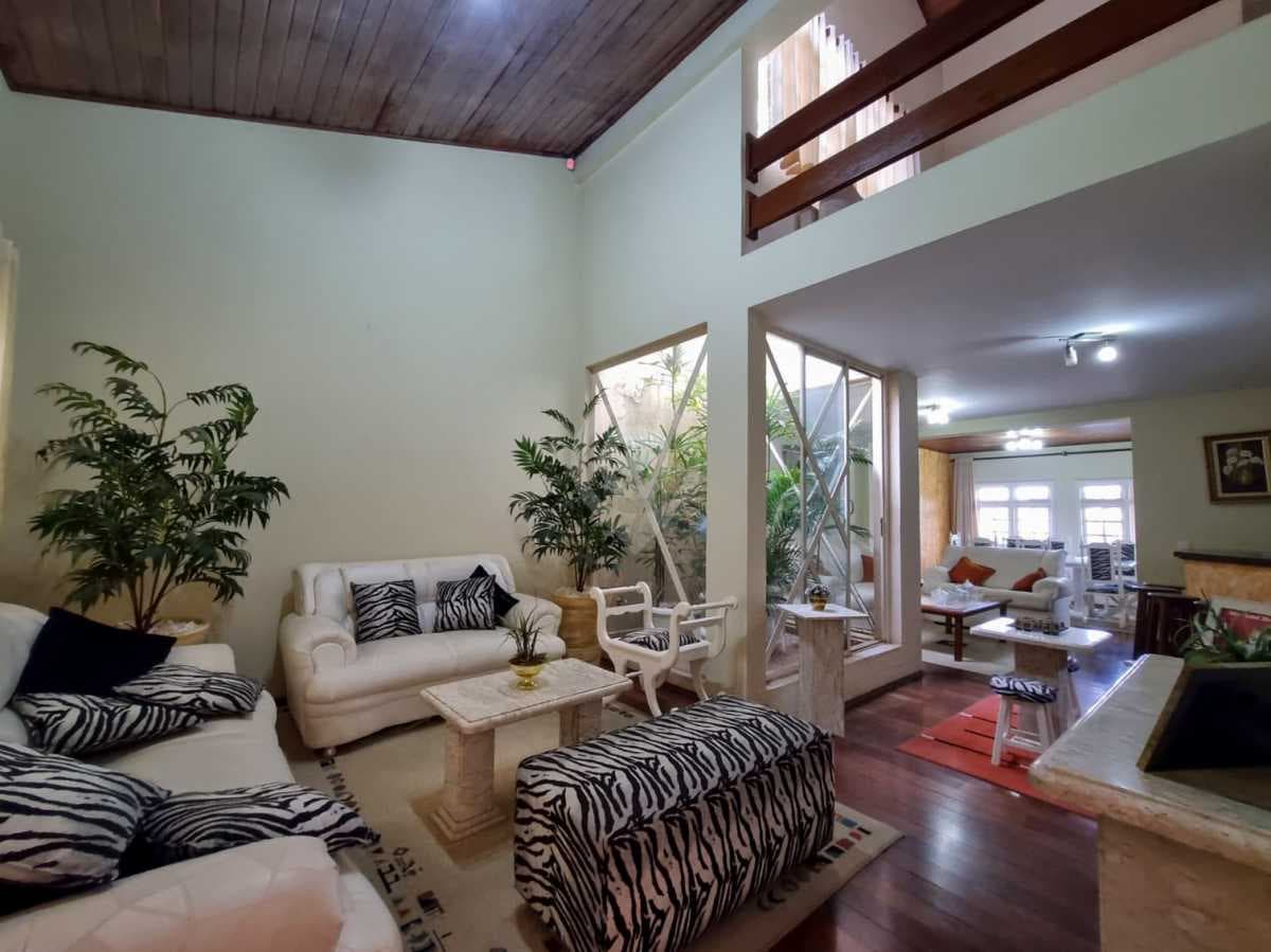 Casa de rua com 1 suíte no Jardim Tereza