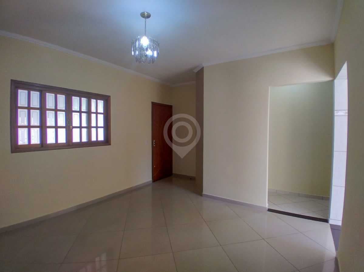 Casa de rua com 1 suíte no Parque da Colina