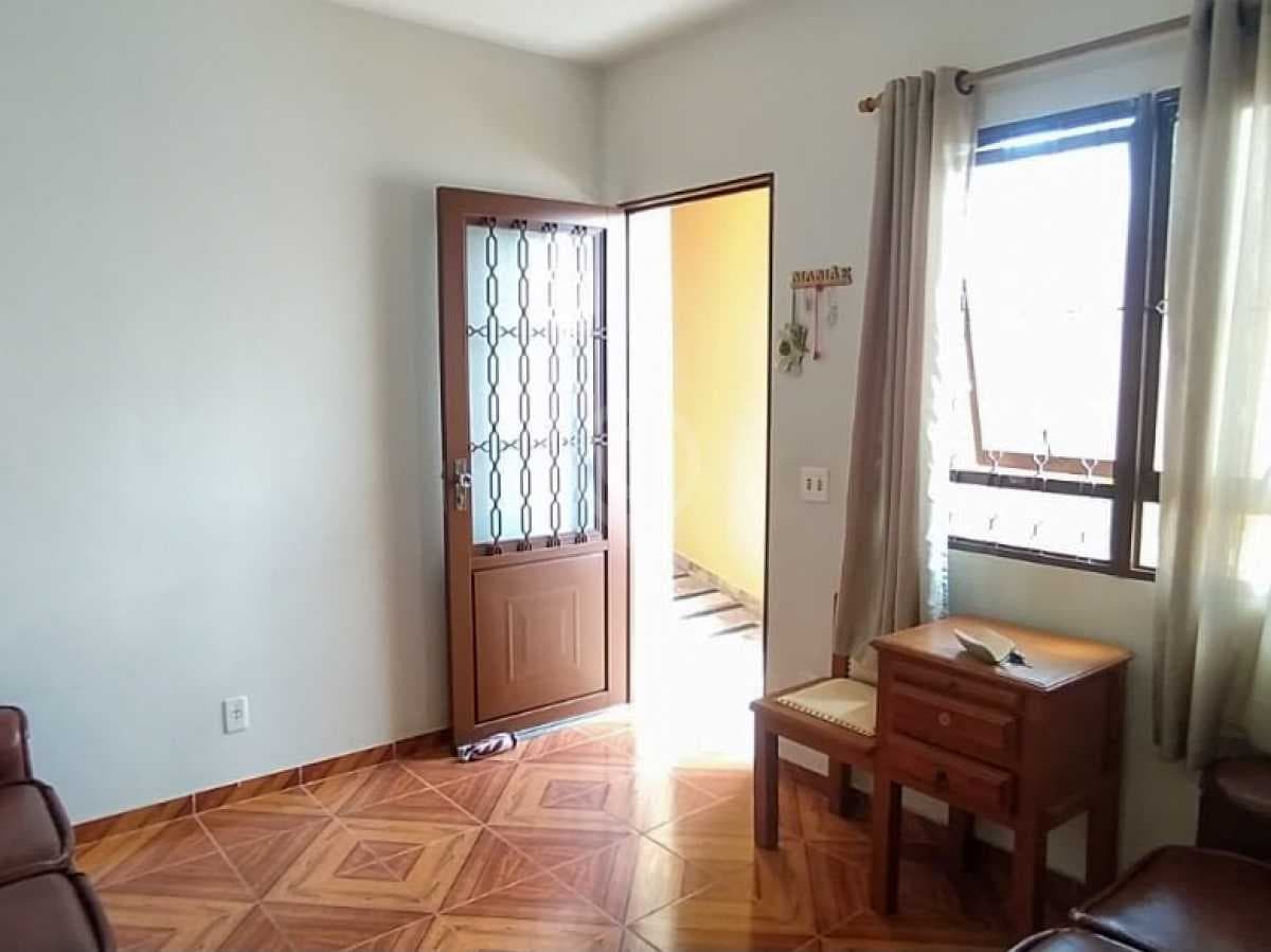 Casa de rua com 3 quartos no Novo Cruzeiro — foto 2