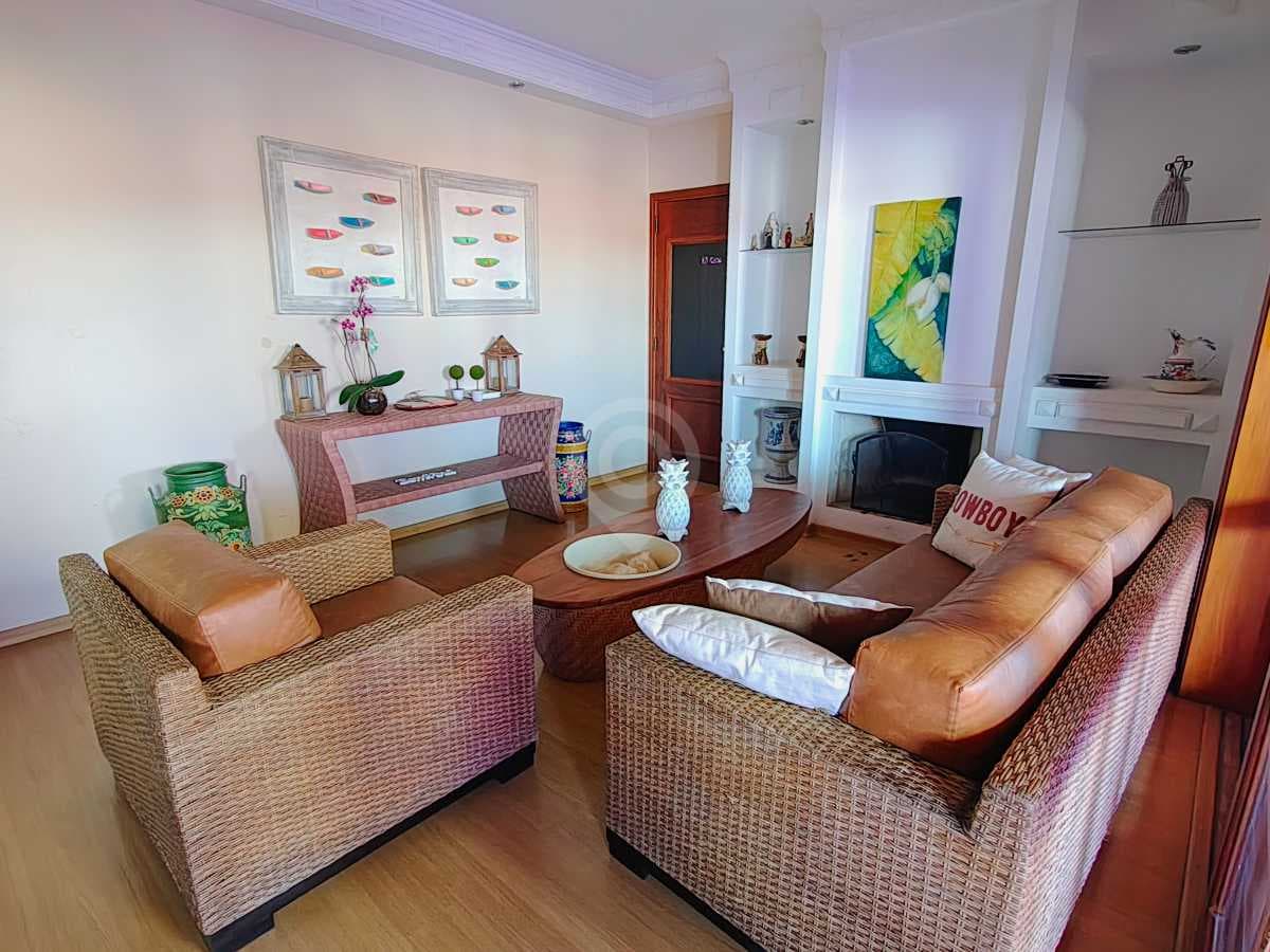 Casa de rua com 2 suítes no Jardim Nice