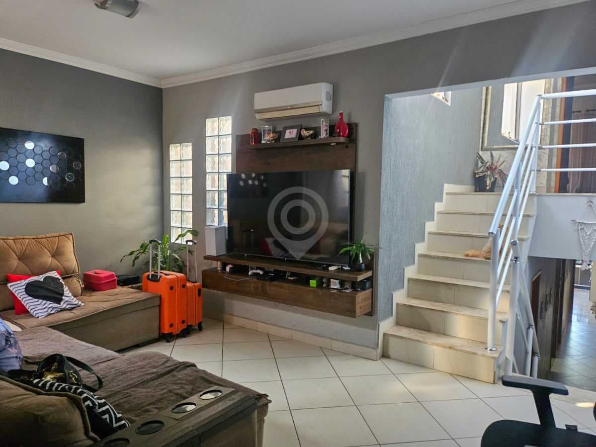 Casa de rua com 1 suíte no Vila Centenário