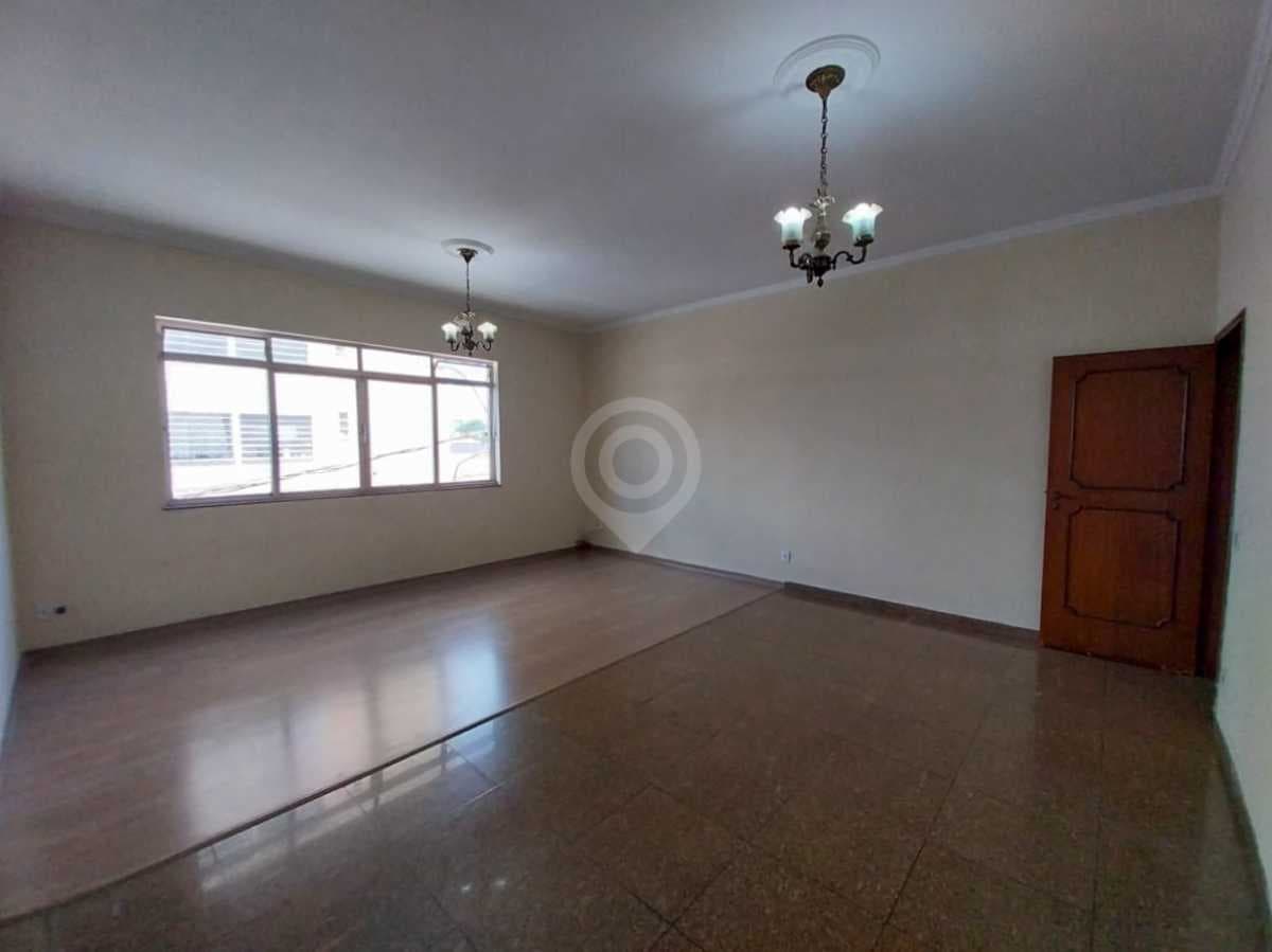 Casa de rua com 2 suítes no Centro