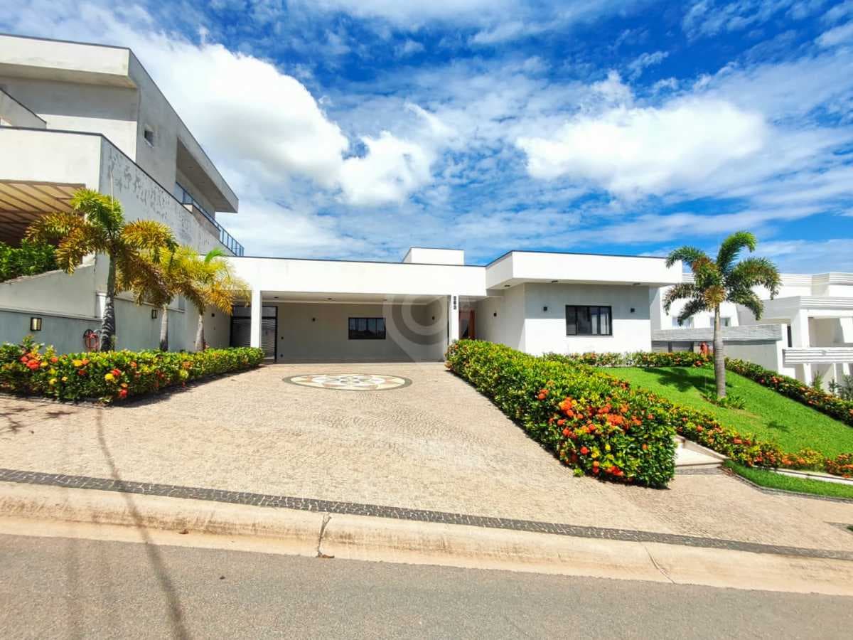 Casa em Condomínio com 4 suítes no Reserva Santa Rosa