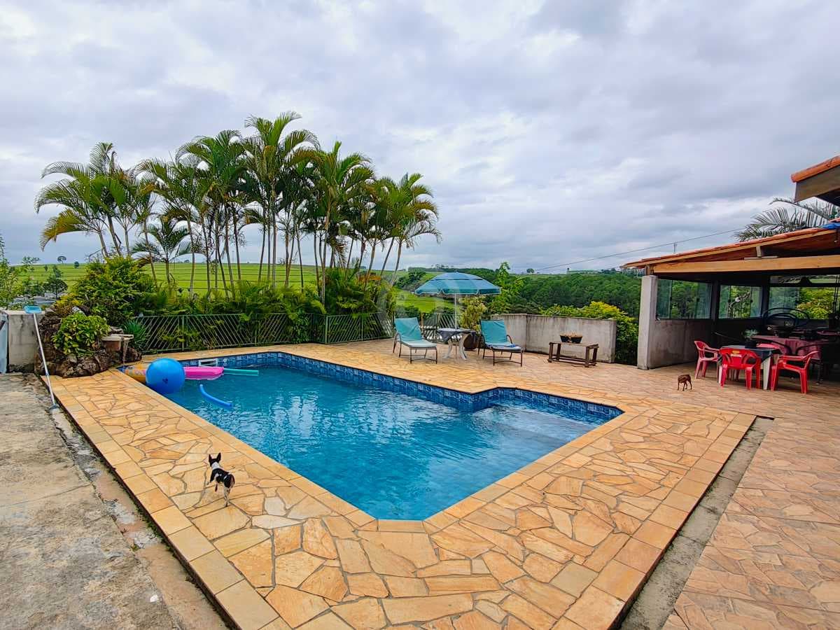 Casa de rua com 3 suítes no Jardim Leonor