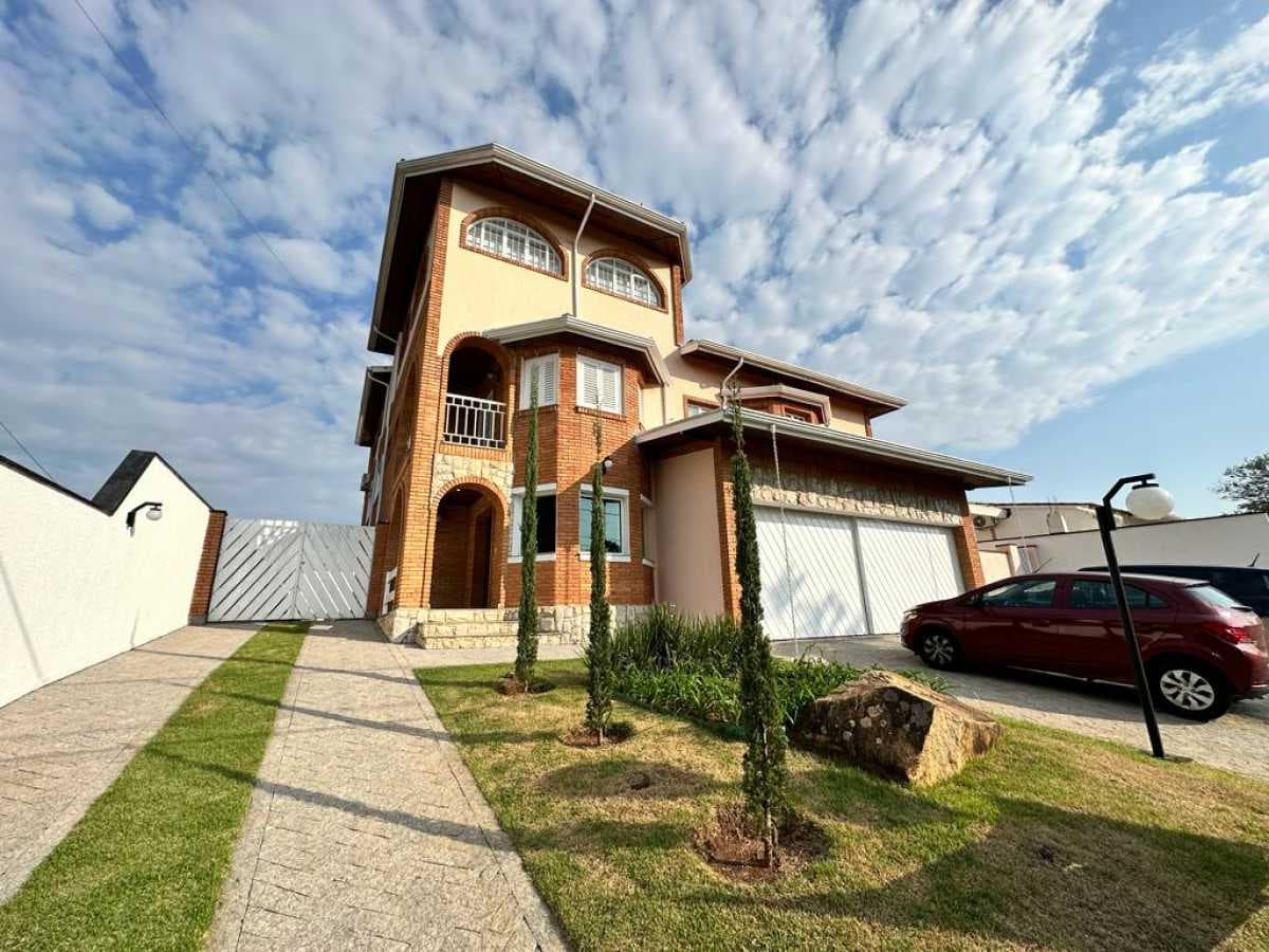 Casa em Condomínio com 3 suítes no Marambaia