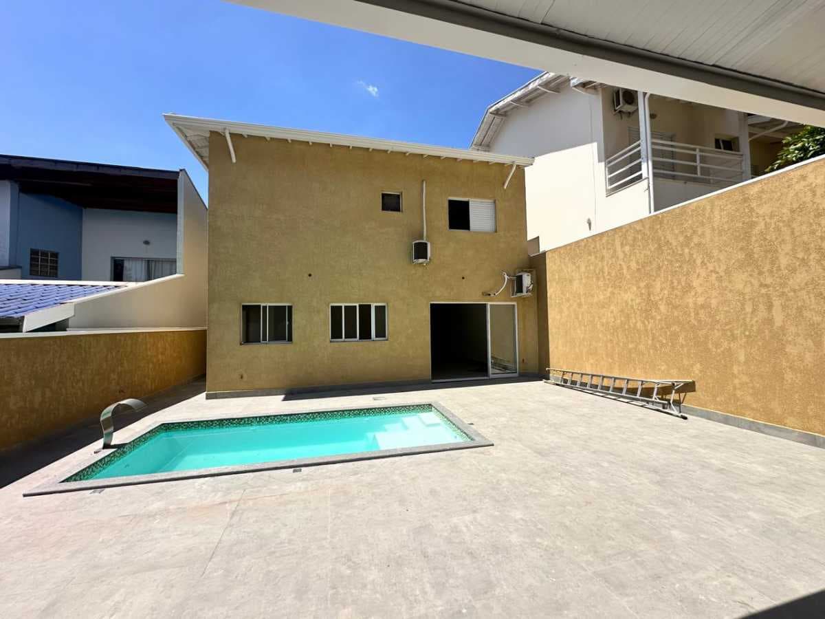 Casa em Condomínio com 3 suítes no Santa Claudina