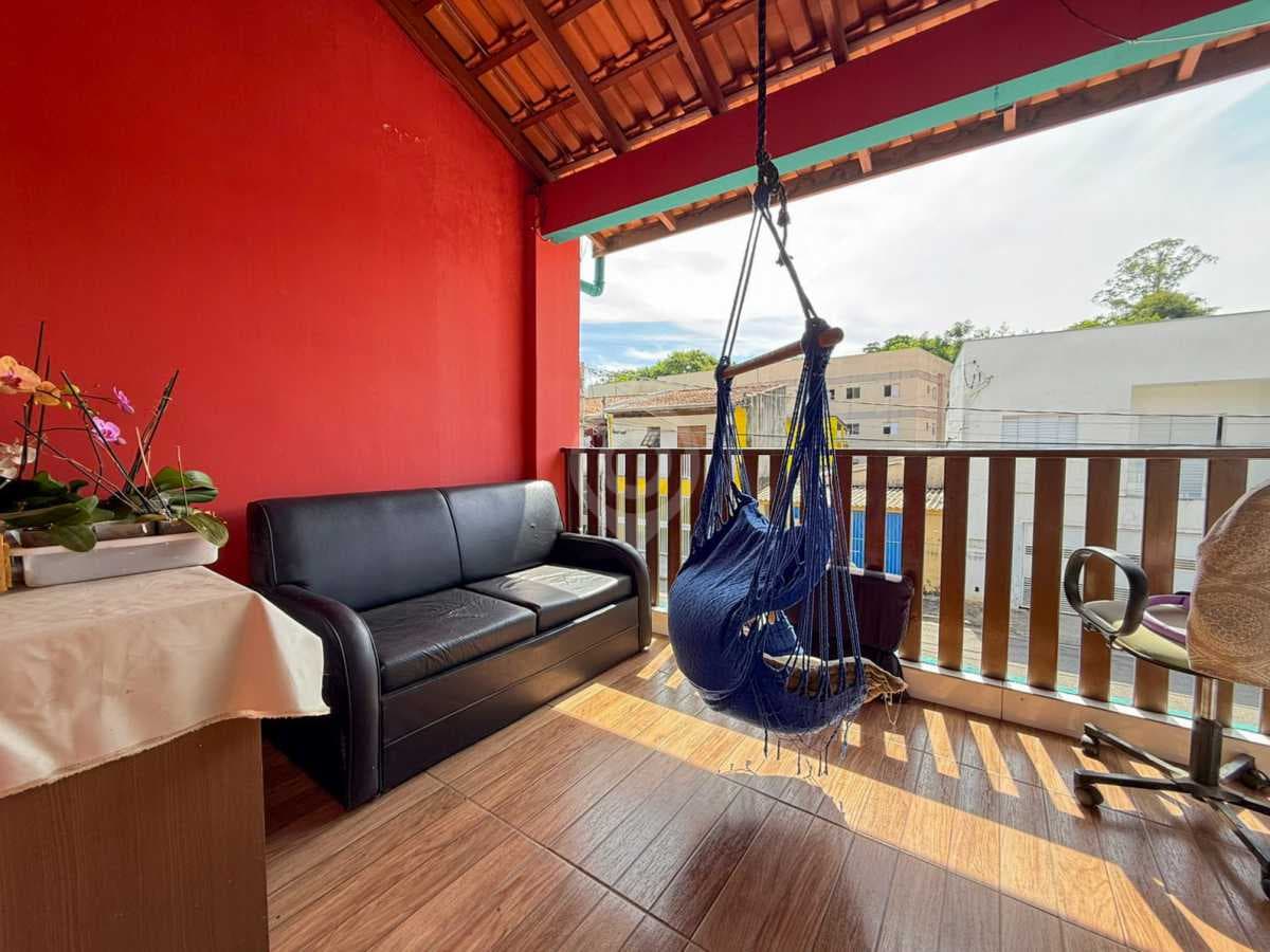 Casa de rua com 1 suíte no Parque San Francisco