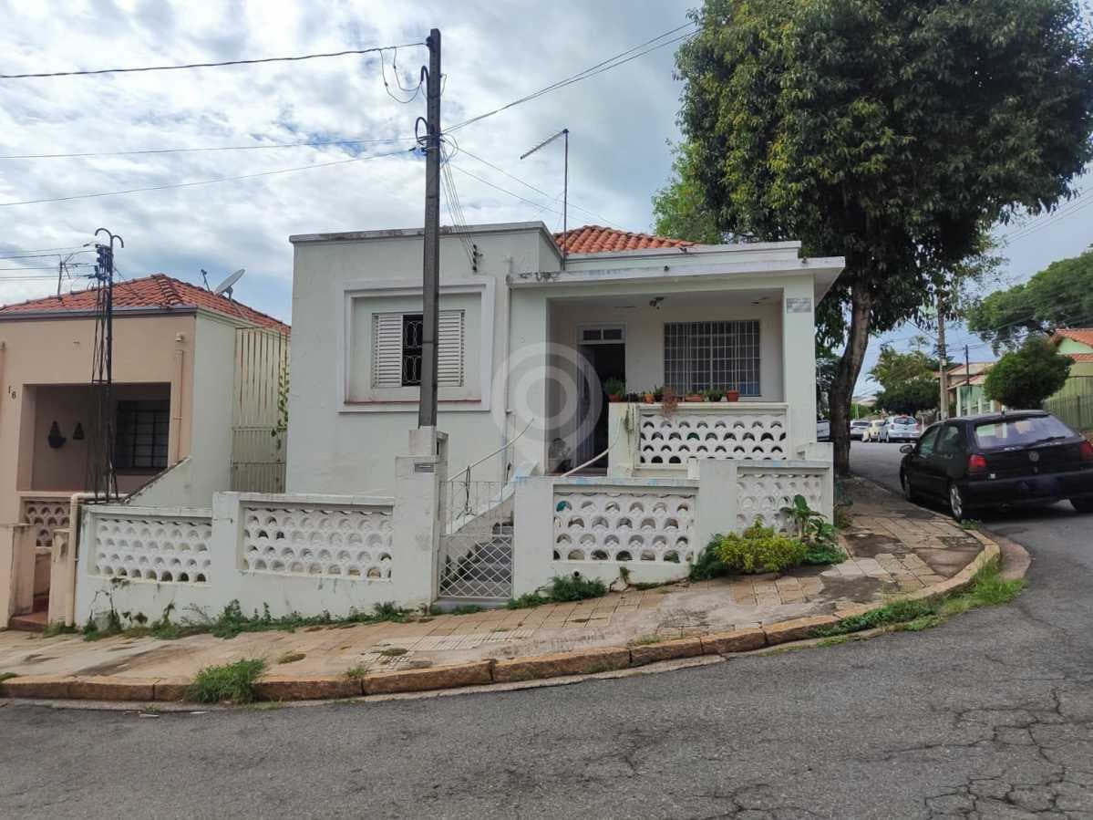 Casa de rua com 3 quartos no Jardim Belém
