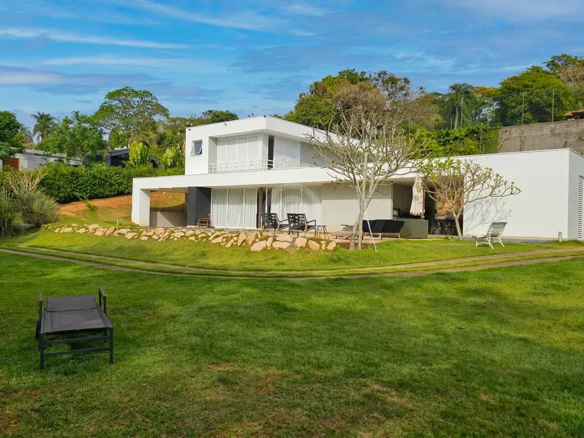 Casa em Condomínio com 4 suítes no Morada das Fontes