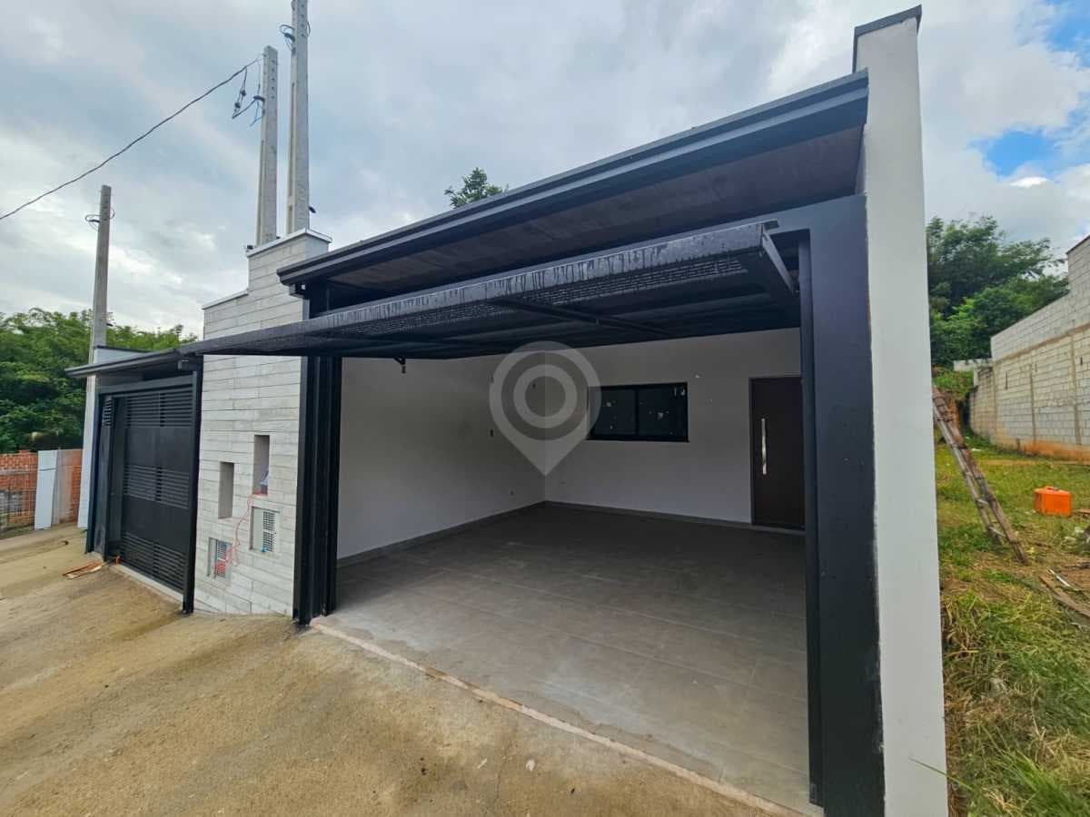 Casa de rua com 1 suíte no Santa Terezinha