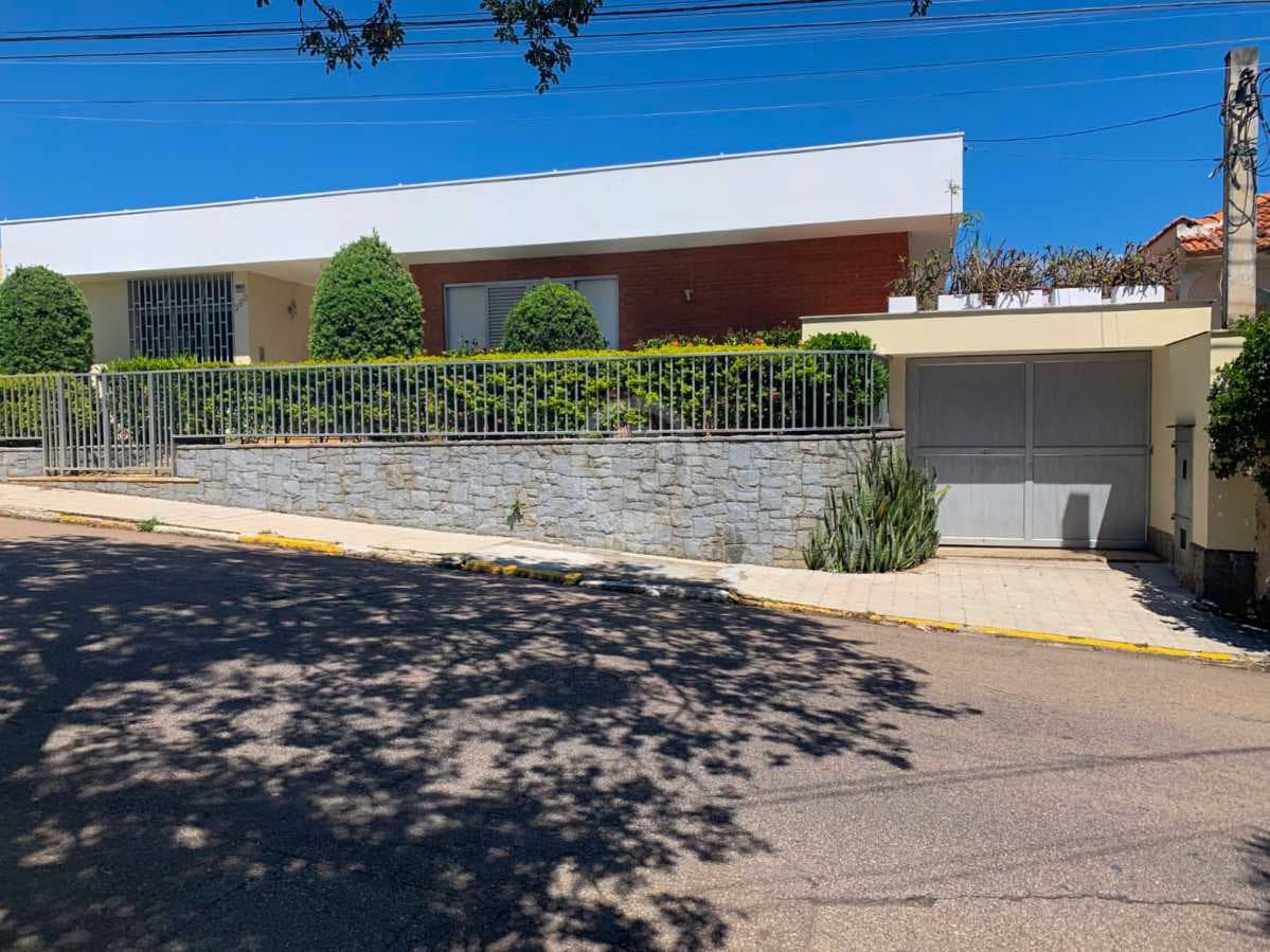 Casa de rua com 1 suíte no Jardim Coronel Peroba