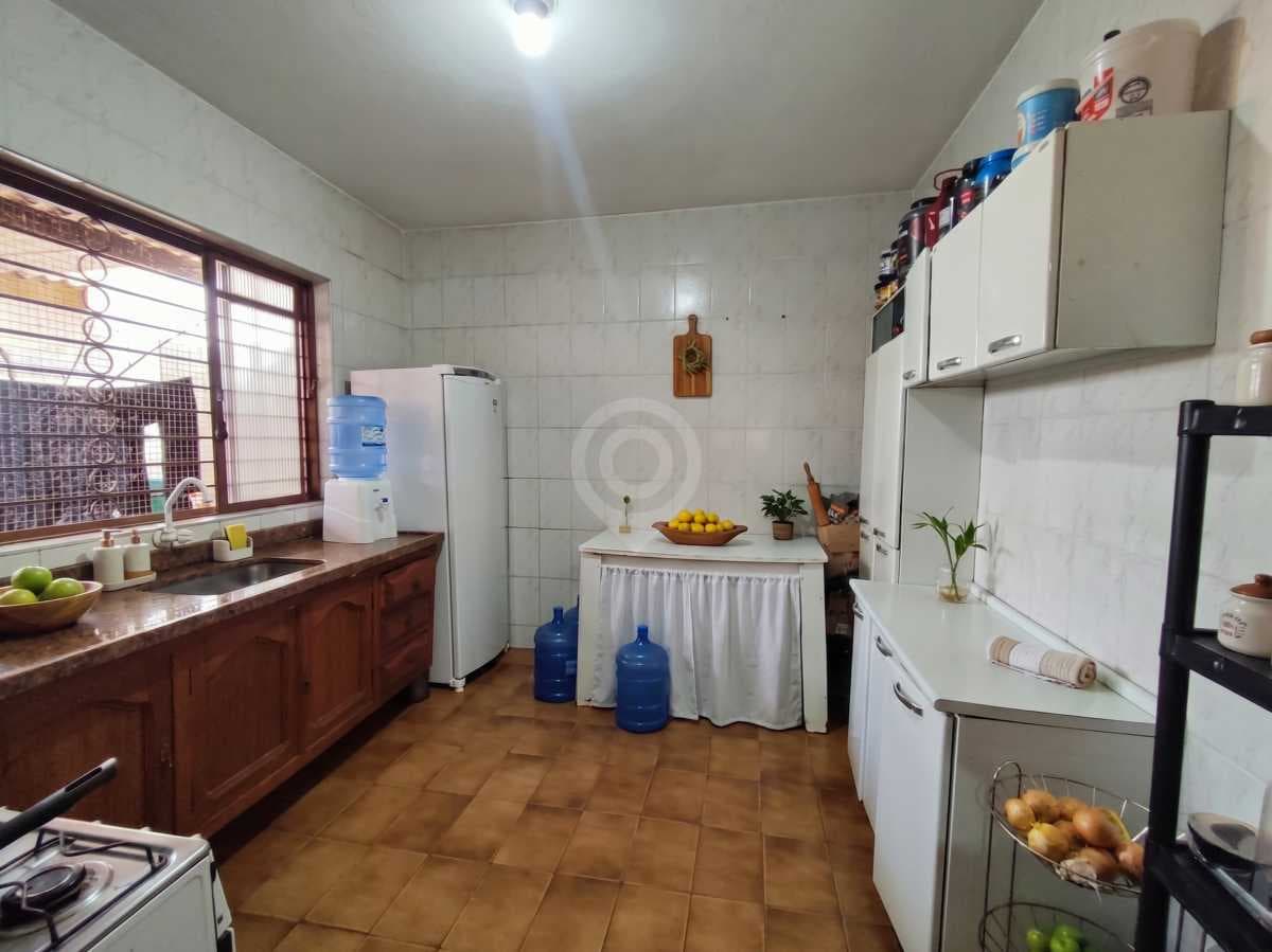 Casa de rua com 4 quartos no Núcleo Residencial Afonso Zupardo — foto 3