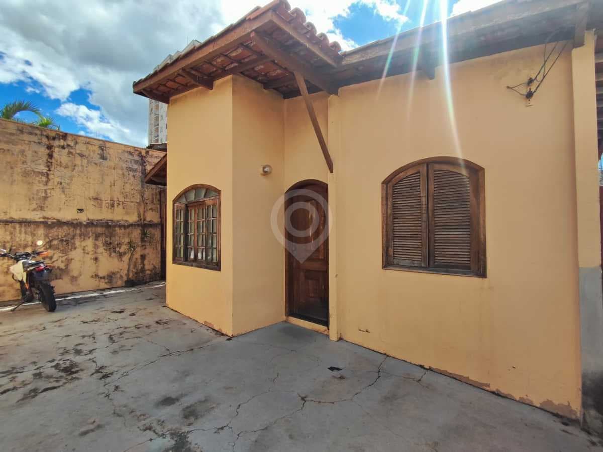 Casa de rua com 4 quartos no Núcleo Residencial Afonso Zupardo