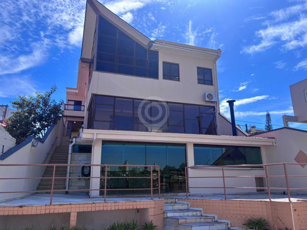 Casa de rua com 1 suíte no Jardim Nice