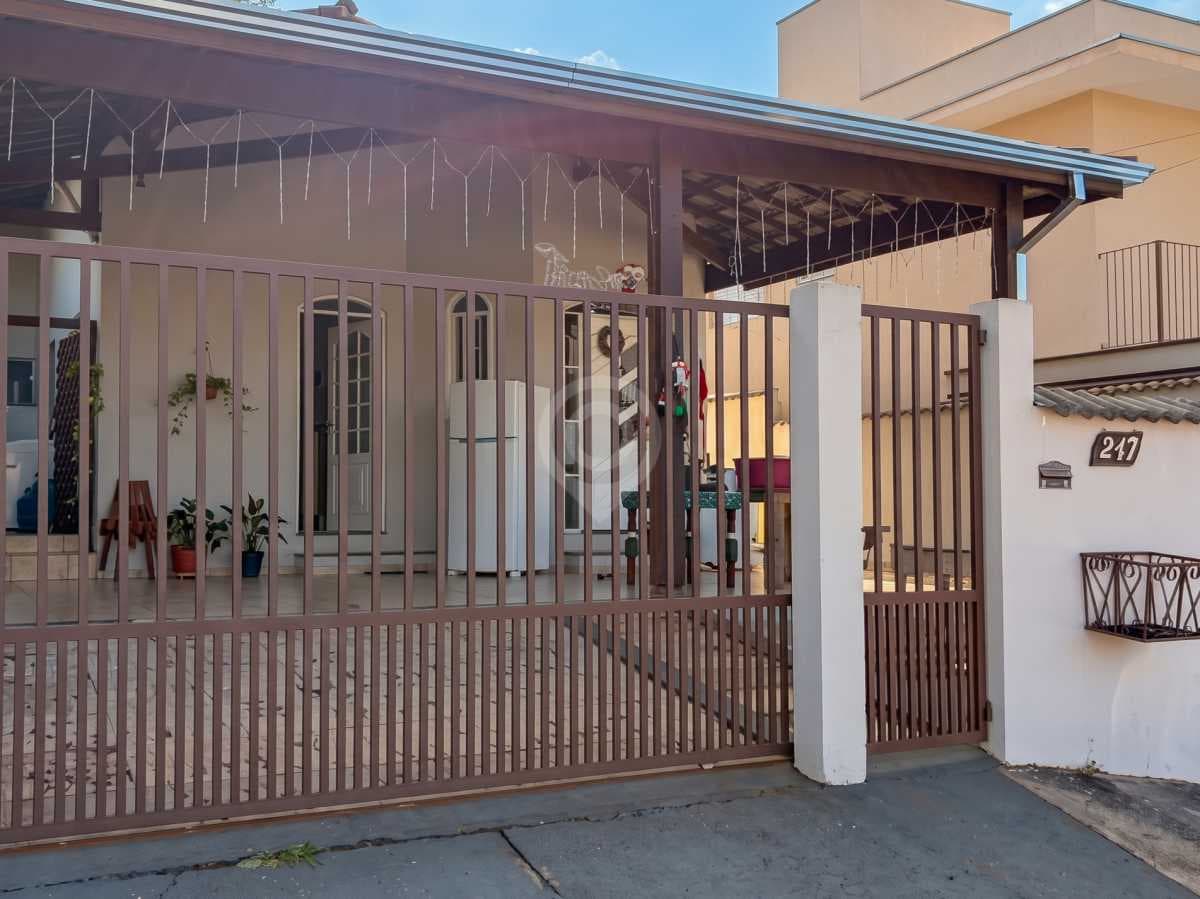 Casa de rua com 1 suíte no Jardim do Parque