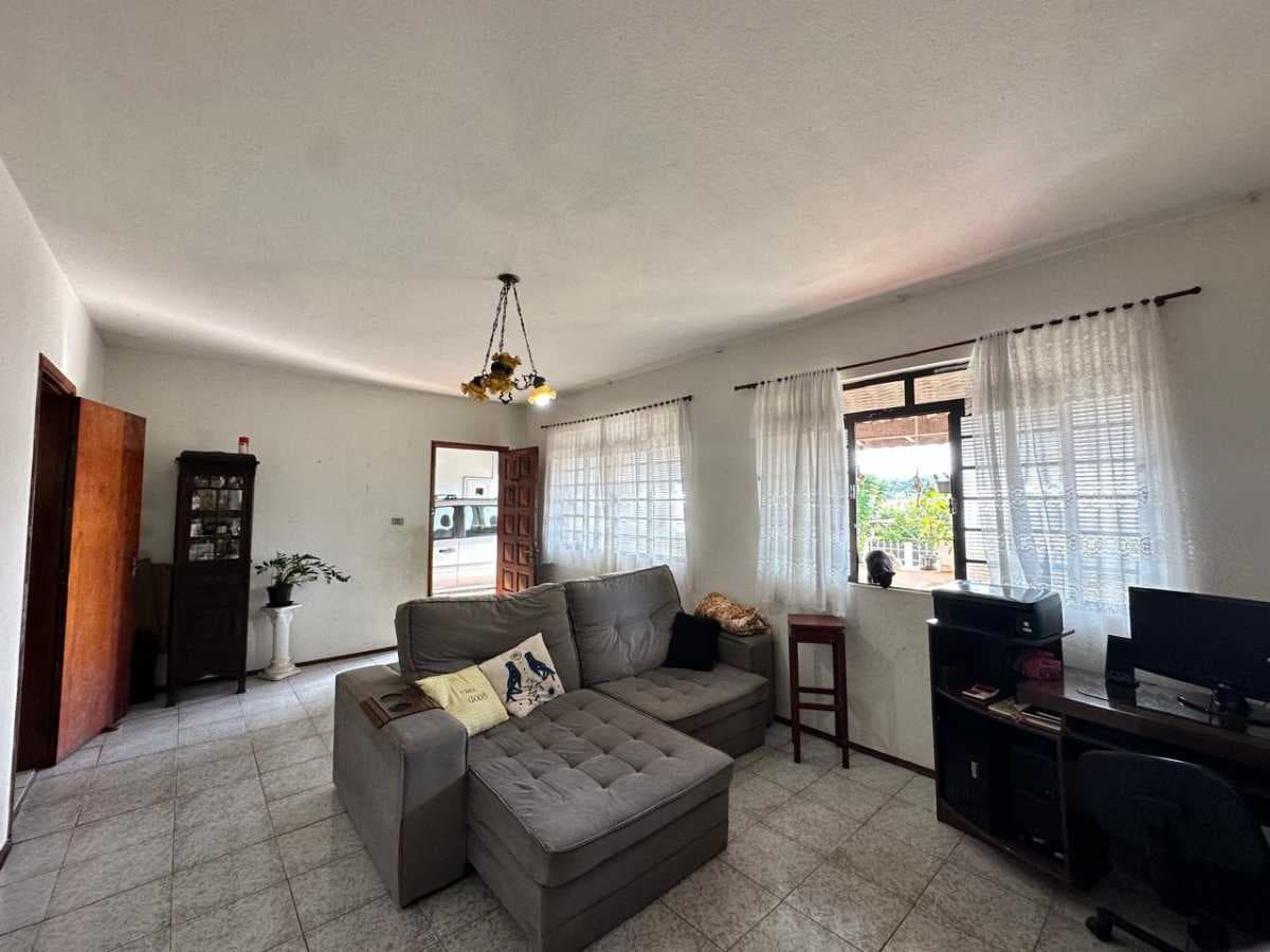 Casa de rua com 3 quartos no Centro — foto 2