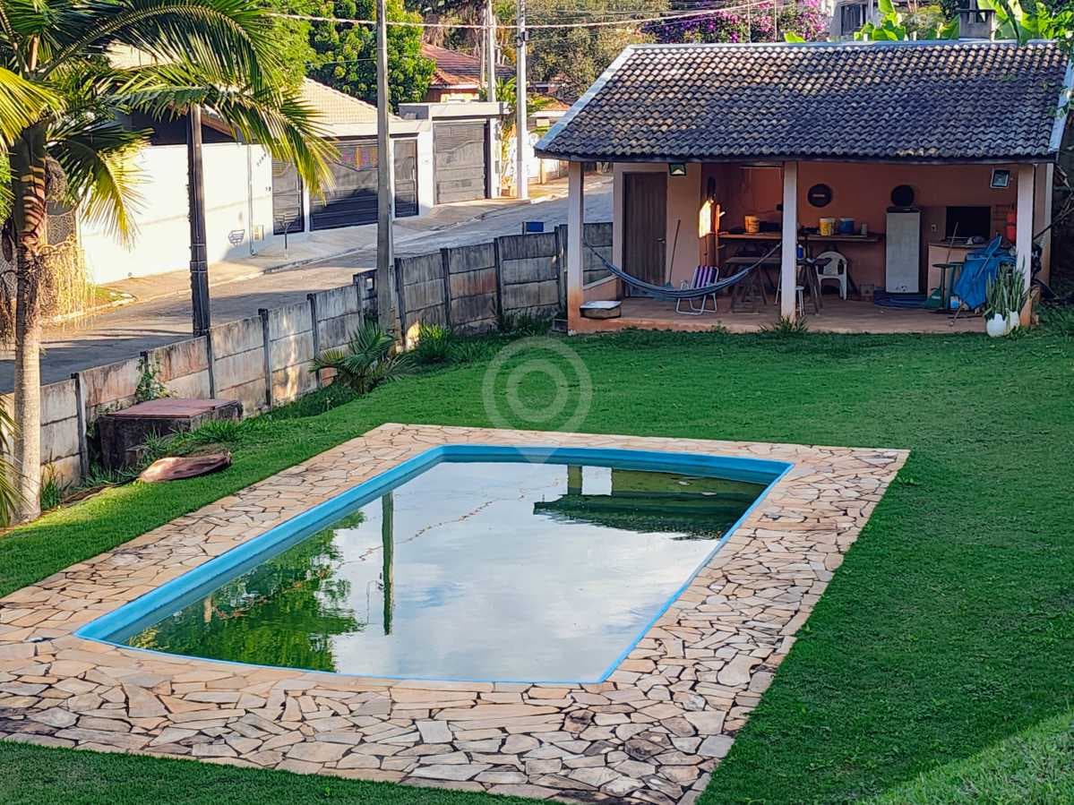 Casa de rua com 1 suíte no Jardim Leonor
