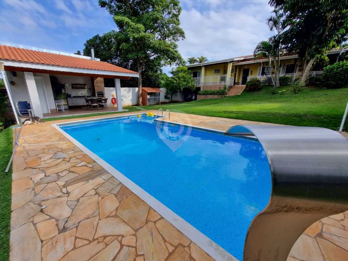 Casa de rua com 1 suíte no Jardim Leonor
