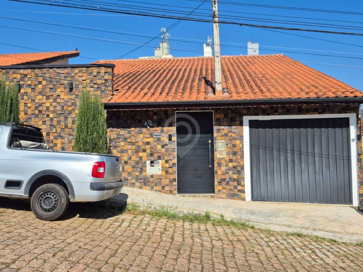 Casa de rua com 1 suíte no Jardim Ipê