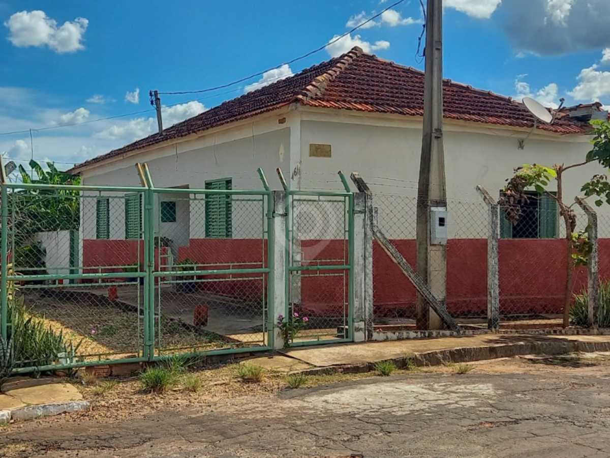 Casa de rua com 1 suíte no Centro