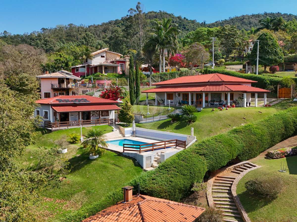 Casa em Condomínio com 3 suítes no Capela do Barreiro