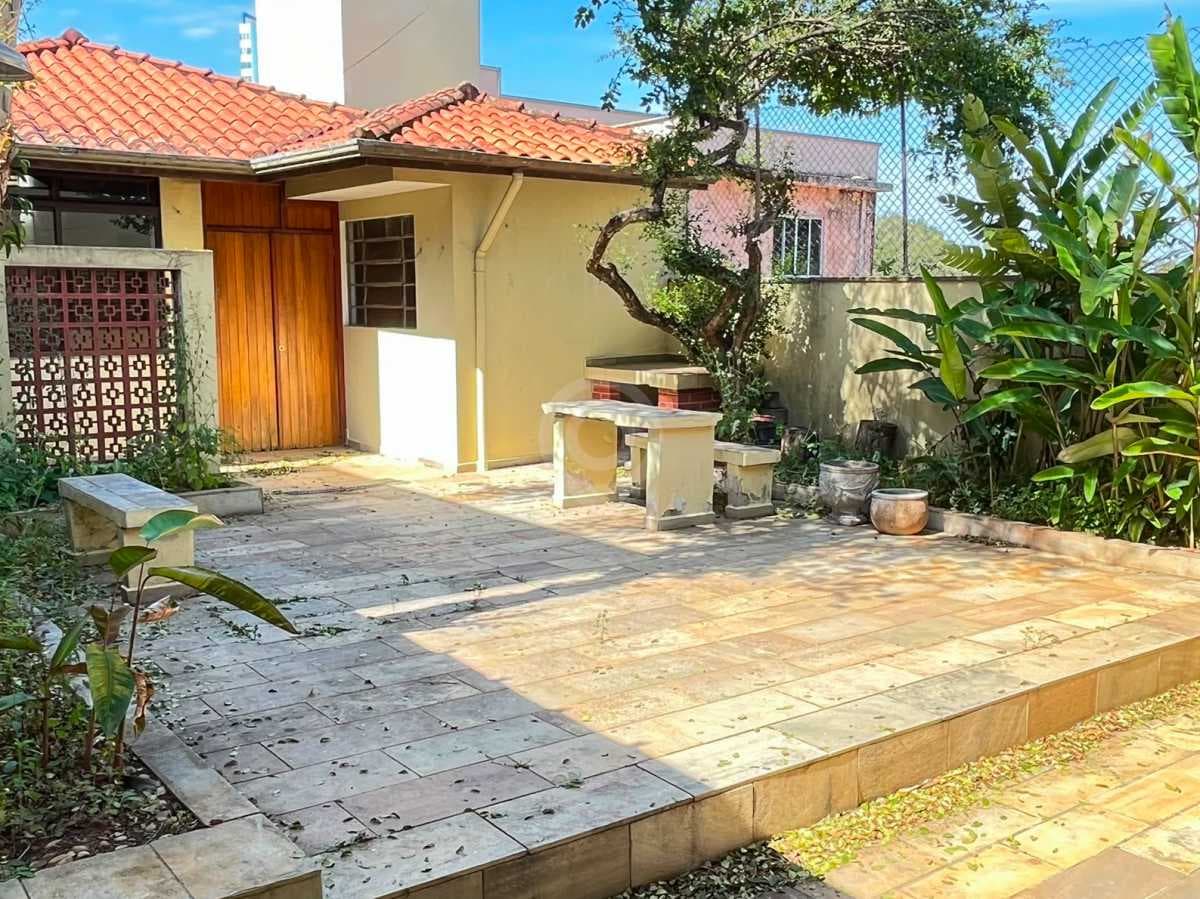 Casa de rua com 1 suíte no Centro
