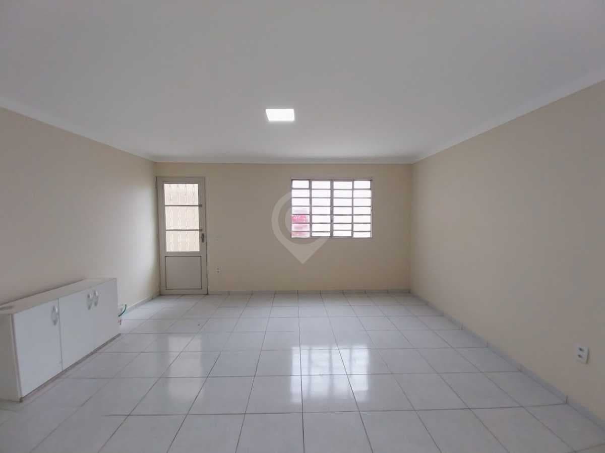 Casa de rua com 1 suíte no Jardim Santa Filomena