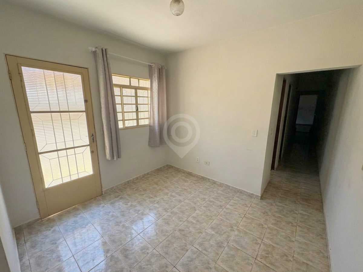 Casa de rua com 4 quartos no Jardim das Nações