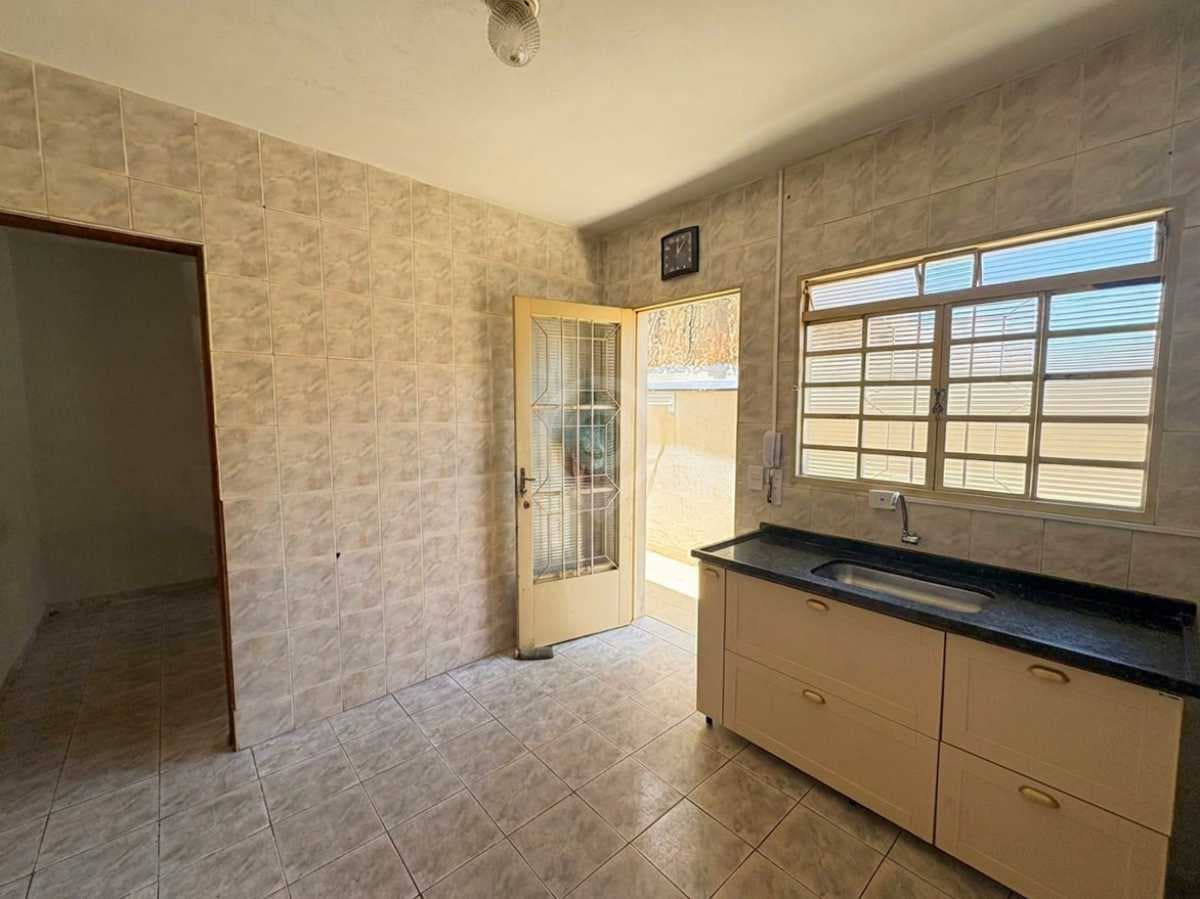 Casa de rua com 4 quartos no Jardim das Nações — foto 2