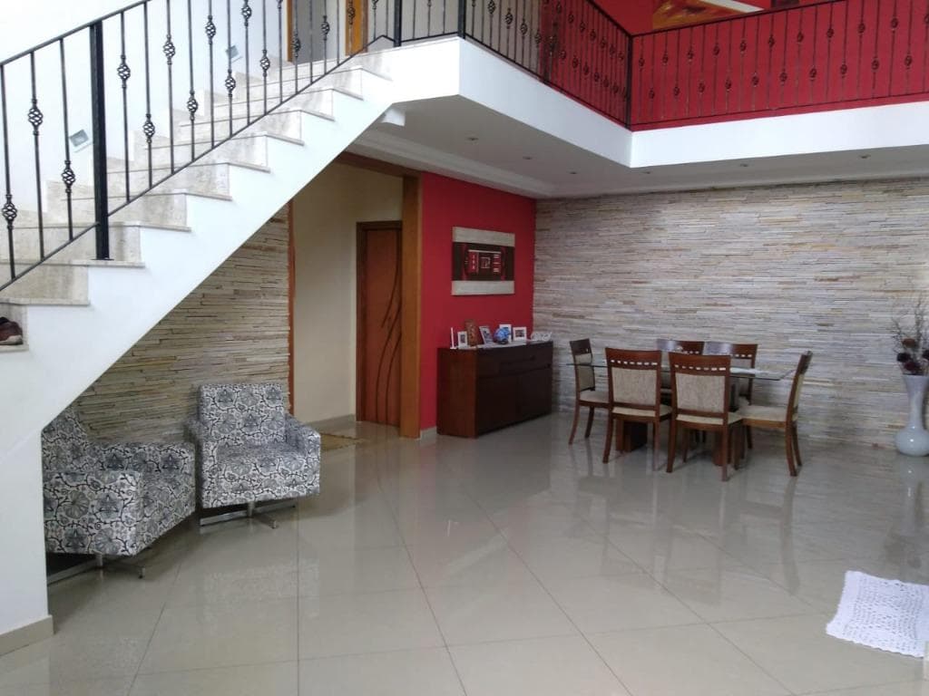 Casa de rua com 3 suítes no Jardim Leonor