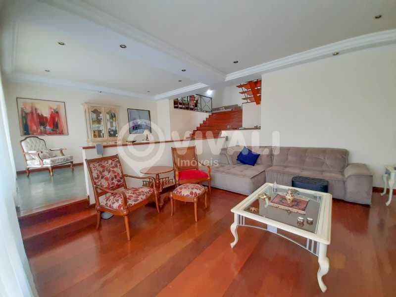 Casa em Condomínio com 4 suítes no Ville Chamonix