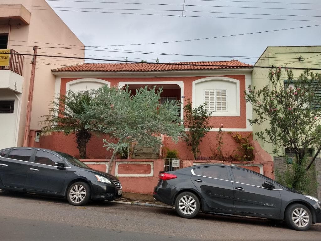 Casa de rua com 3 quartos no Centro