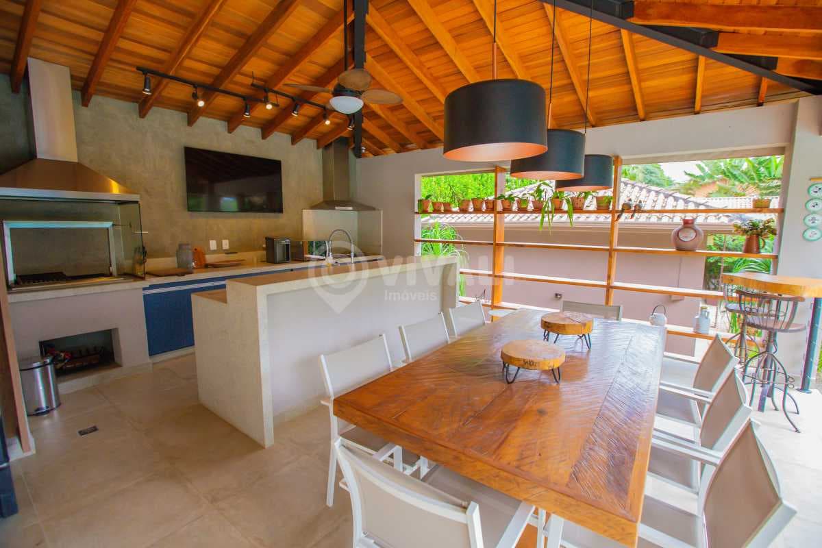 Casa em Condomínio com 6 suítes no Ville Chamonix