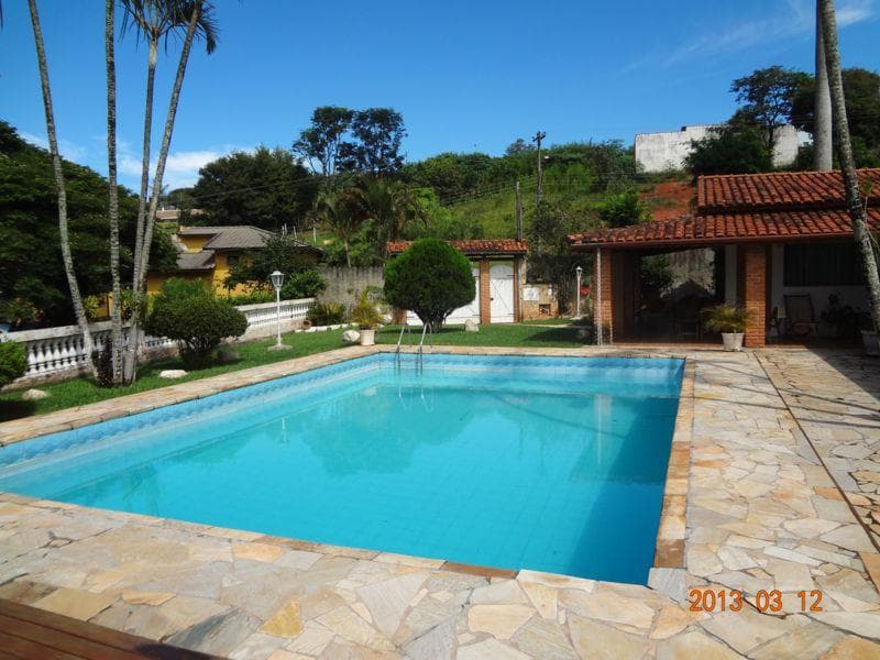 Chácara com 2 suítes no Jardim Leonor