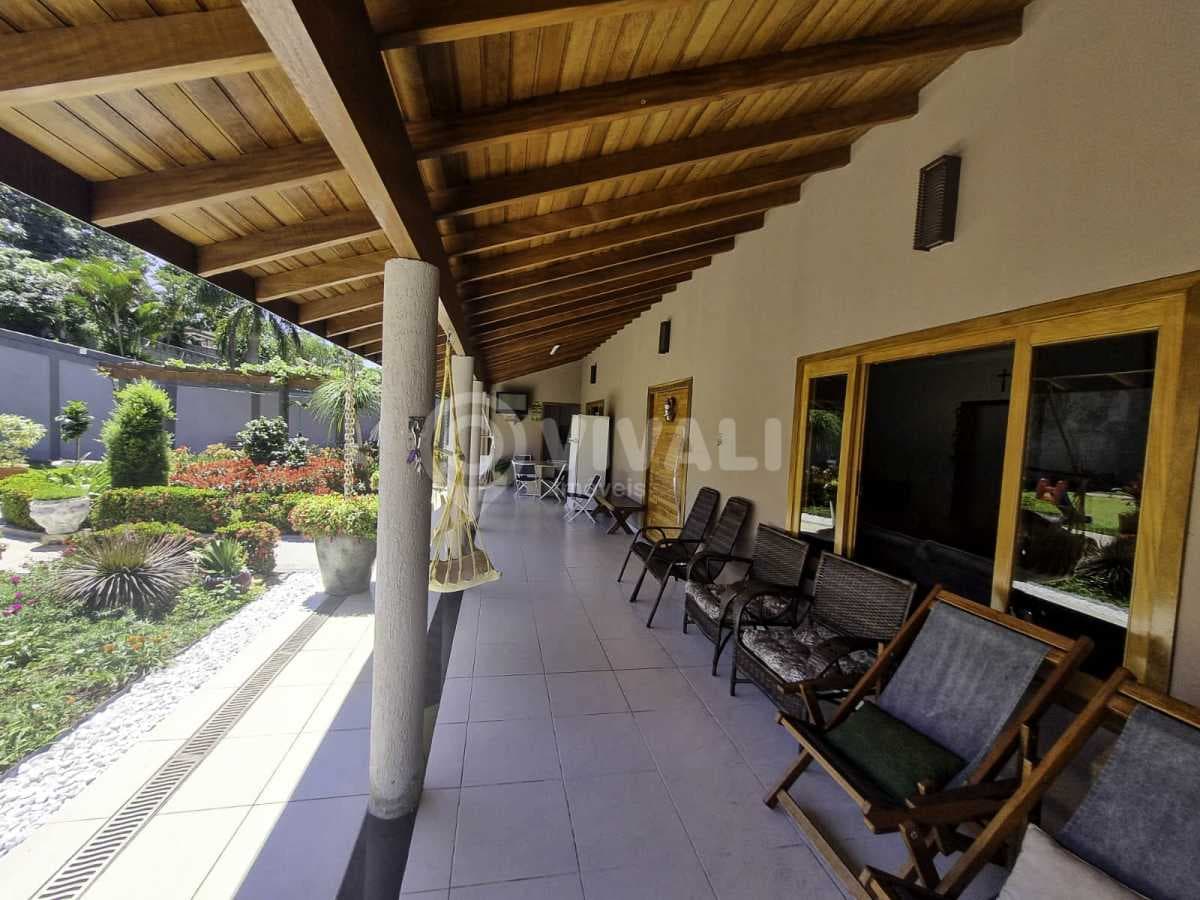 Chácara com 2 suítes no Jardim Leonor