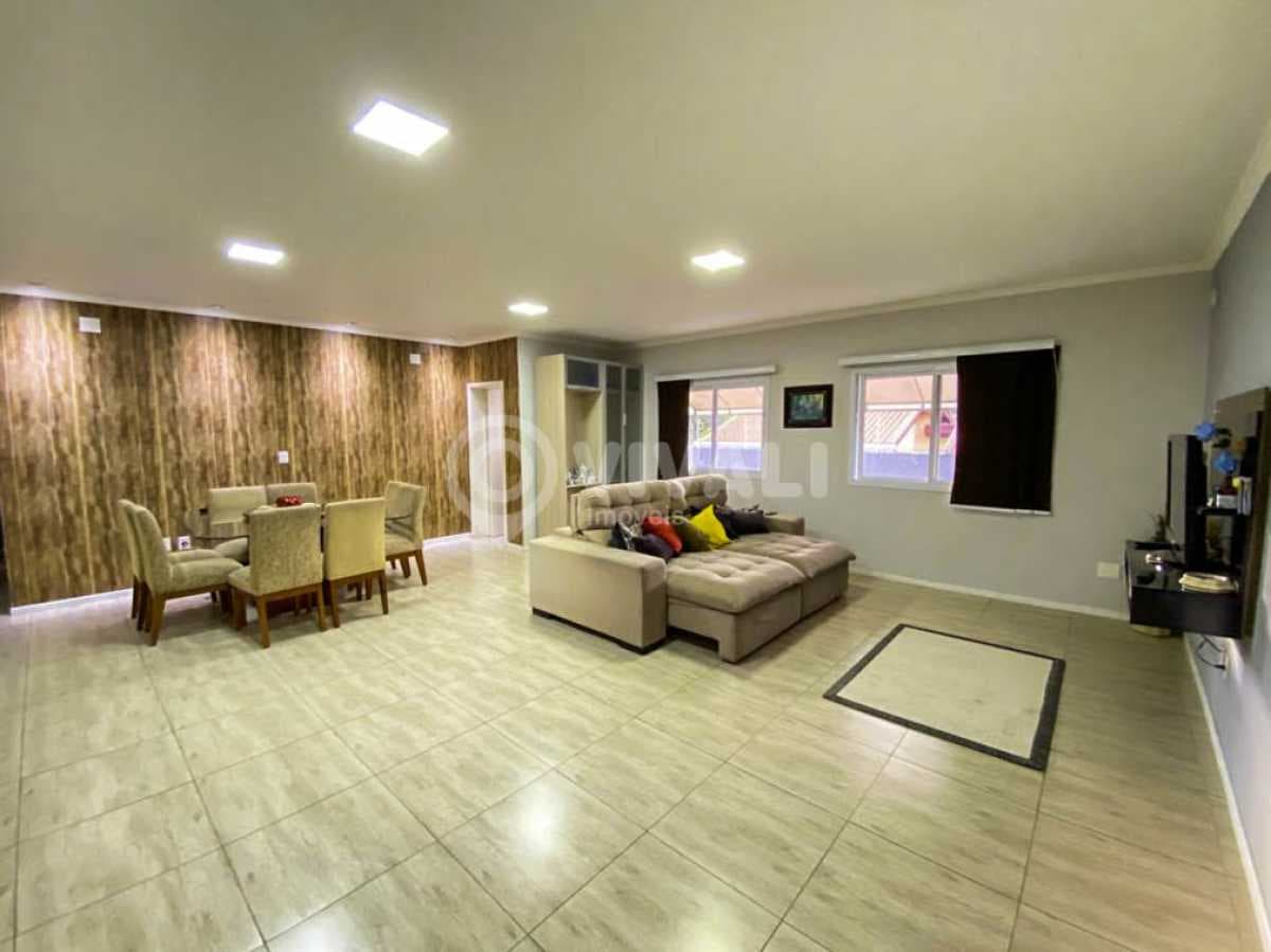 Casa de rua com 2 suítes no Vila Brasileira