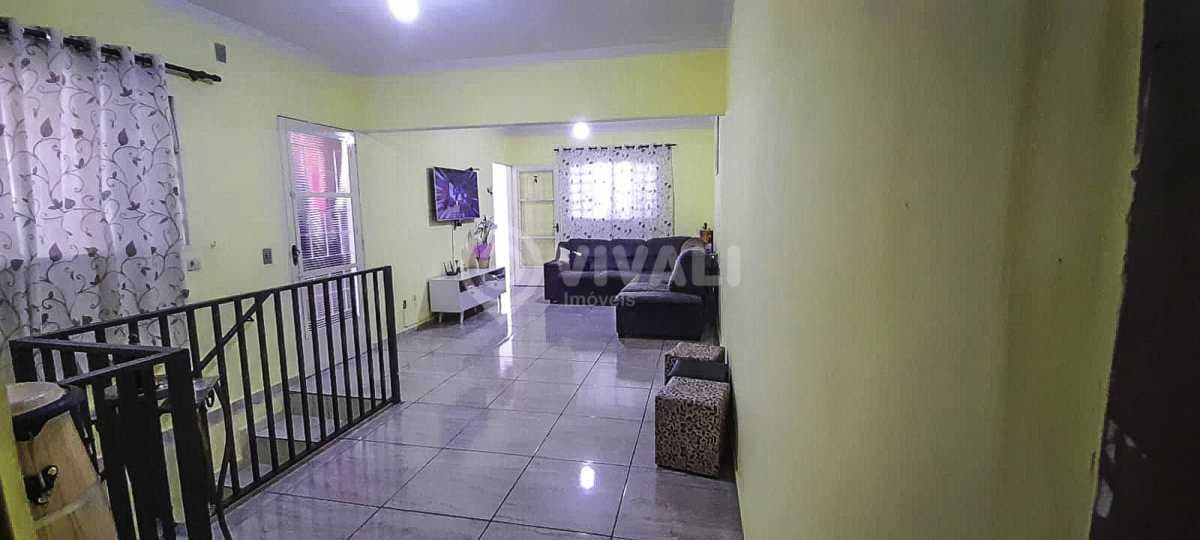 Casa de rua com 1 suíte no Vila Centenário
