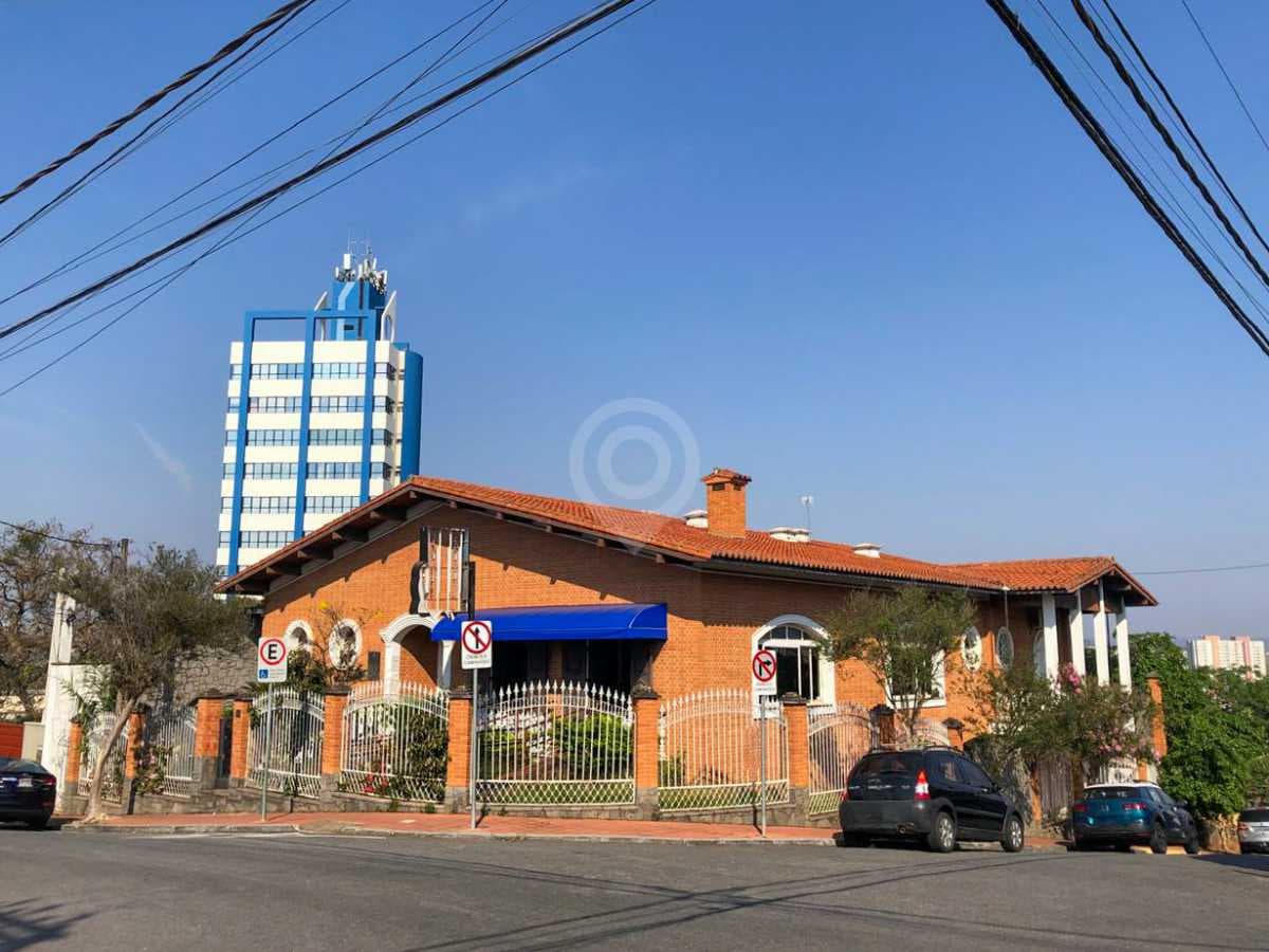 Casa com 2 suítes no Centro