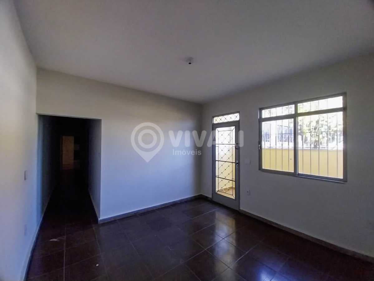 Casa de rua com 1 suíte no Centro