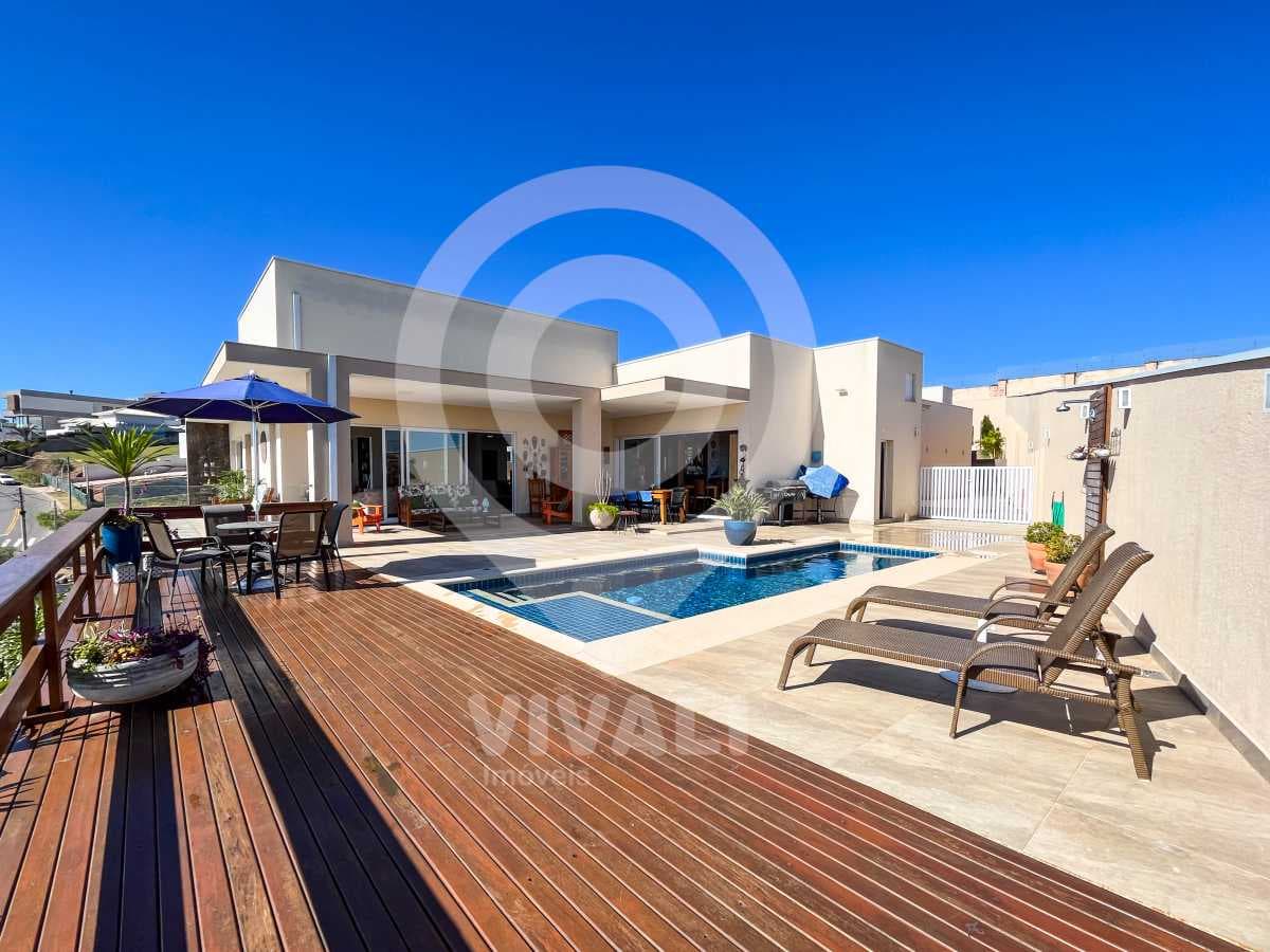 Casa em Condomínio com 4 suítes no Reserva Santa Rosa
